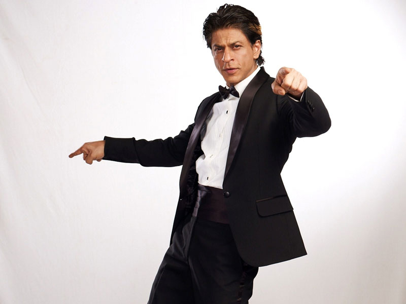 4. Shahrukh Khan. Là diễn viên, nhà sản xuất và nhân vật truyền hình Ấn Độ. Người đàn ông sinh năm 1965 đến trên các phương tiện truyền thông như là “Baadshah của Bollywood”, “Vua của Bollywood” hay “Vua Khan”. Anh đã diễn xuất trong hơn 80 bộ phim tiếng Hindi.