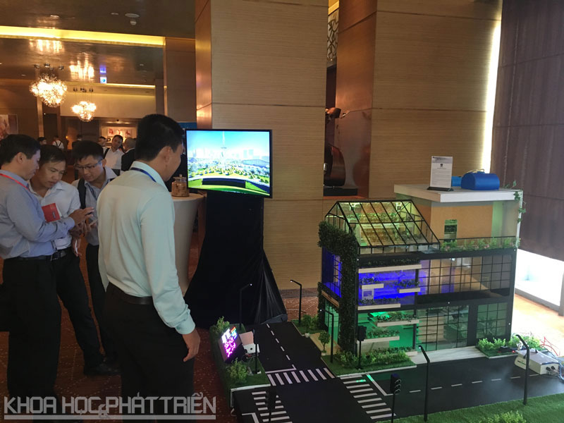 Mô hình nông nghiệp thông minh do Viện khoa học và công nghệ Industry 4.0,  Đại học Nguyễn Tất Thành trưng bày bên lề Hội thảo, thu hút sự quan tâm của đại biểu tham dự.    