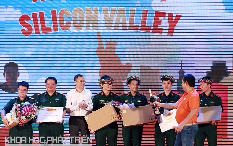  Thứ trưởng Phạm Đại Dương và ông Trương Gia Bình trao giải nhất cho đội thắng cuộc.