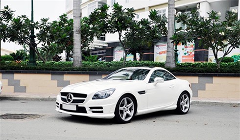 Mercedes SLK350 2012 giá hơn 1,8 tỷ đồng tại Việt Nam. Mẫu xe thể thao mui trần hạng sang của Mercedes trang bị động cơ 3,5 lít V6 mất giá gần một nửa sau 5 năm sử dụng. (CHI TIẾT)