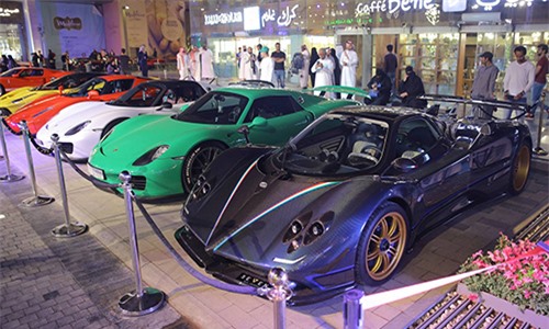 Đại gia Trung Đông khoe dàn siêu xe đủ màu sắc. Sự kiện Car & Coffee lần thứ 10 diễn ra tại Riyadh quy tụ nhiều mẫu siêu xe với những thương hiệu nổi tiếng như Ferrari, Pagani, Porsche, Lamborghini. (CHI TIẾT)