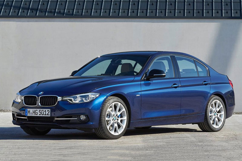 1. BMW 3 Series (giá khởi điểm: 33.450 USD).