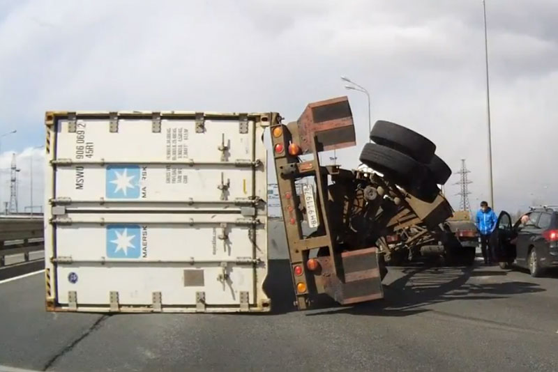 Xe tải chở hàng nặng lật nhào trên đường. Do chở hàng nặng nên chiếc xe tải ở đoạn video dưới đây đã bị lật nhào khi đang ôm cua từ đường tránh ra đại lộ. (CHI TIẾT)