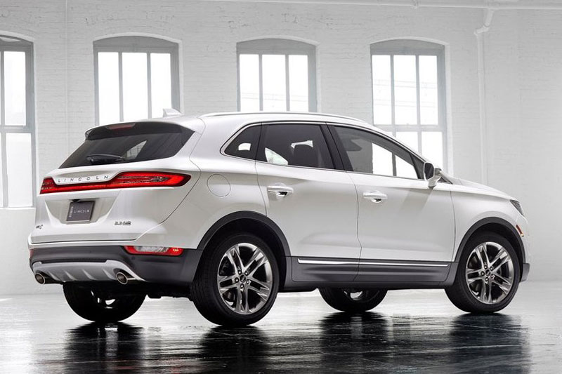 6. Lincoln MKC (giá khởi điểm: 33.880 USD).