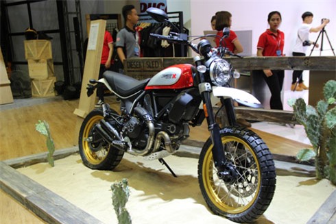 Bộ đôi Ducati Scrambler mới giá hơn 400 triệu tại Việt Nam. Hai biến thể của dòng Scrambler gồm Desert Sled bụi bặm và Cafe Racer cổ điển đồng loạt ra mắt thị trường trong nước. (CHI TIẾT)