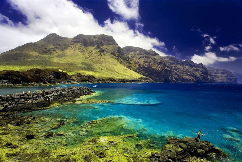 2. Tenerifec. Hòn đảo lớn nhất của quần đảo Canary, Tây Ban Nha. Với nhiều bãi biển đẹp, nhiều thắng cảnh ngoạn mục và những thị trấn sôi động, đảo Tenerife xứng đáng được gọi là thiên đường du lịch của xứ sở bò tót.
