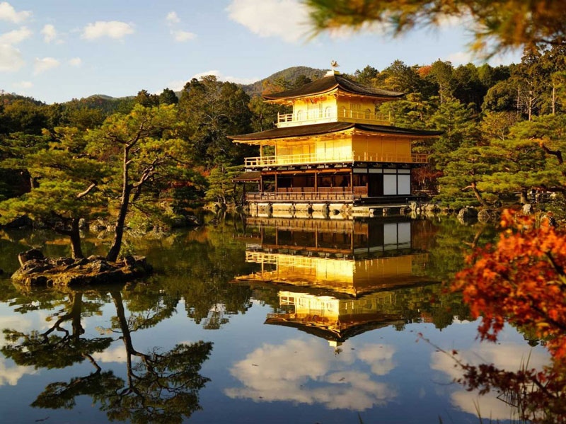 6. Kyoto. Là thủ phủ cổ của Nhật Bản có lịch sử hàng nghìn năm, là nơi đóng đô của các hoàng đế Nhật Bản từ năm 794 - 1868. Với sự kết hợp hoàn hảo giữa cổ điển và hiện đại, những con phố mua sắm nhộn nhịp và hình ảnh các geisha yêu kiều, Kyoto luôn là điểm đến hấp dẫn du khách trong và ngoài nước.