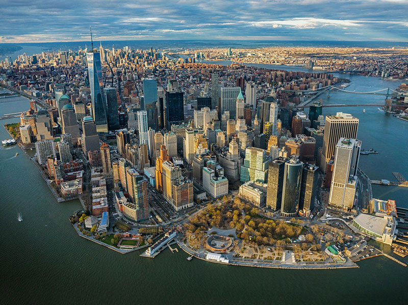 8. New York. Là thành phố đông dân nhất tại Mỹ và là một trong những vùng đô thị đông dân nhất trên thế giới. Với vai trò là một thành phố toàn cầu tiên phong, New York có một tầm ảnh hưởng mạnh mẽ đối với thương mại, tài chính, văn hóa, thời trang và giải trí toàn cầu. Nhiều khu dân cư và danh lam thắng cảnh của thành phố trở nên nổi tiếng trên thế giới.