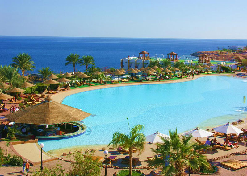 Sharm cũng là nơi tổ chức một trung tâm hội nghị, tọa lạc dọc Đường Hòa Bình, nơi có nhiều cuộc họp chính trị và kinh tế quốc tế, bao gồm hội nghị hòa bình, các cuộc họp cấp bộ trưởng, các cuộc họp của các ngân hàng thế giới và các cuộc họp của Liên đoàn Ả rập. 