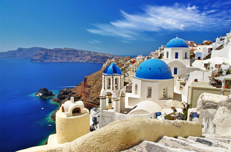 9. Santorini. Là hòn đảo ở miền Nam biển Aegea, nằm cách 200 km về phía Đông Nam của Hy Lạp đại lục. Từ lâu, nơi đây đã nổi tiếng với những vách đá dựng đứng ôm lấy bờ biển cát đen đặc trưng của bụi núi lửa, cùng với nét kiến trúc độc đáo của hai gam màu trắng và xanh da trời như màu của lá cờ đất nước Hy Lạp.