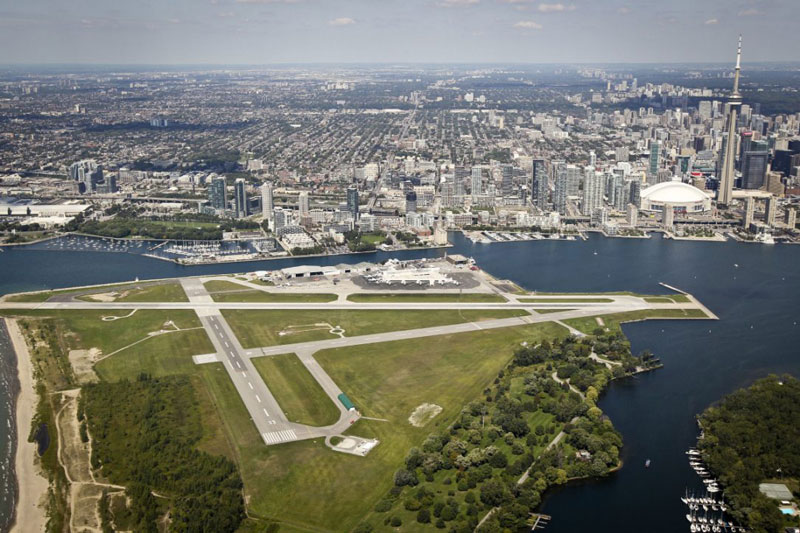 10. Sân bay Billy Bishop Toronto City (sân bay đảo Toronto). Là sân bay nhỏ nằm trên quần đảo Toronto ở Toronto, Ontario, Canada. Đây cũng là một trong những sân bay bận rộn nhất Canada.