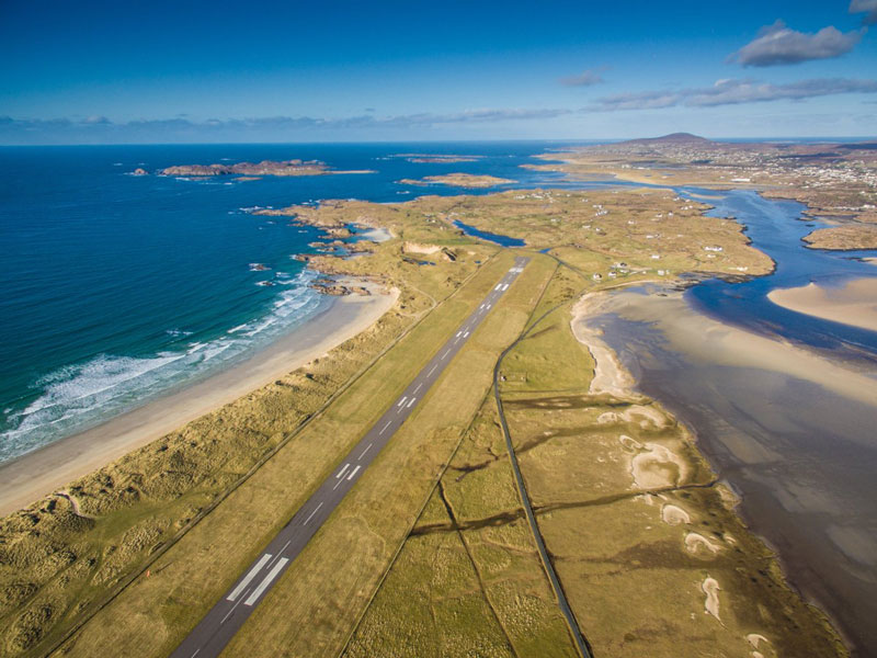 2. Sân bay Donegal. Sân bay nằm ở phía Tây Bắc của quận Donegal, Cộng hòa Ireland. Nó nổi tiếng là sân bay rộng và đẹp.