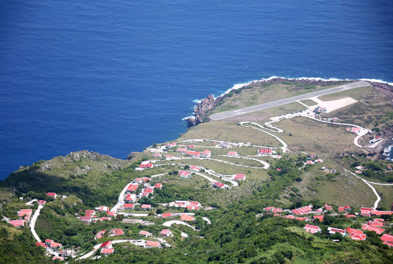1. Sân bay Juancho E. Yrausquin. Là sân bay nằm trên đảo Saba, thuộc vung biển Caribbean, Hà Lan. Nó là một trong những đường băng thương mại ngắn nhất trên thế giới khi chỉ dài 400m.