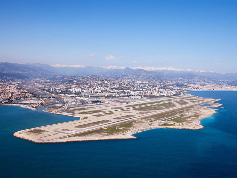 3. Sân bay Nice - Cote d’Azur. Là sân bay có cự ly 5,9 km về phía Tây Nam của thành phố Nice, Pháp. Sân bay có 2 đường băng bằng bê tông asphalt và bitumen dài 2.570m và 2.960m.