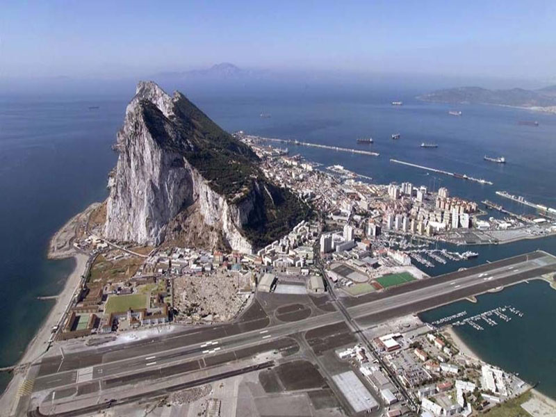 4. Sân bay quốc tế Gibraltar (sân bay North Front). Là sân bay dân sự phục vụ Gibraltar - lãnh thổ hải ngoại của Vương quốc Liên hiệp Anh và Bắc Ireland. Đường băng thuộc sở hữu của Bộ Quốc phòng Anh để phục vụ cho Không quân Hoàng gia Anh. Sân bay này cũng phục vụ hàng không dân dụng. Hiện chỉ có các chuyến bay thường lệ giữa Gibraltar với Anh.