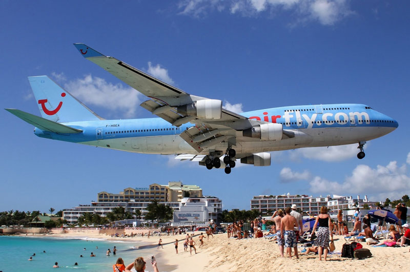 7. Sân bay quốc tế Princess Juliana. Sân bay phục vụ đảo Sint Maarten ở Antilles Hà Lan. Sân bay này nổi tiếng do có đường băng rất ngắn, chỉ vừa đủ cho các máy bay nặng.