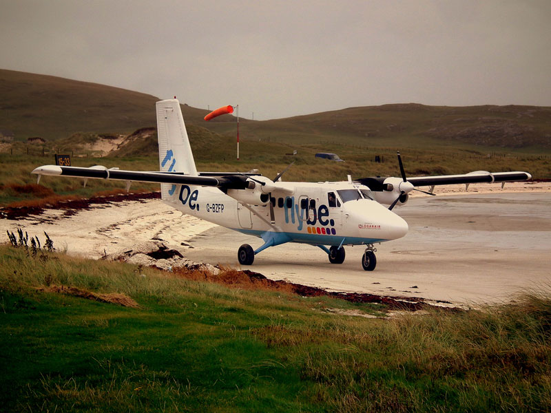 9. Sân bay Barra. Sân bay có đường băng ngắn nằm trong vịnh cạn Traigh Mhor tại phía Bắc của đảo Barra, Outer Hebrides, Scotland. Đây là sân bay duy nhất trên thế giới mà các chuyến bay được sắp xếp theo lịch trình lên xuống của thủy triều do sân bay đã sử dụng bãi biển làm đường băng.