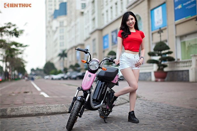 Hot girl Thanh Bi do ca tinh ben xe dien Anbico Bat-X