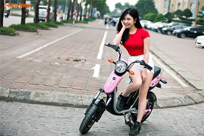Hot girl Thanh Bi do ca tinh ben xe dien Anbico Bat-X-Hinh-2