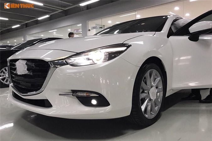 Mazda3 2017 cập bến Việt Nam. Những chiếc Mazda3 2017 đầu tiên vừa bất ngờ xuất hiện tại một đại lý Mazda ở Việt Nam trước ngày ra mắt vào giữa tháng 5/2017 này. (CHI TIẾT)