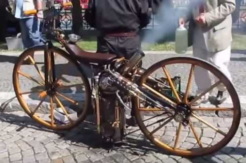 Độc đáo xe môtô chạy bằng động cơ hơi nước. Một video mới đây tiết lộ chiếc xế nổ cổ từ những năm 1860 xuất hiện trên đường phố Nga không khỏi khiến giới mê xe hai bánh tò mò. (CHI TIẾT)