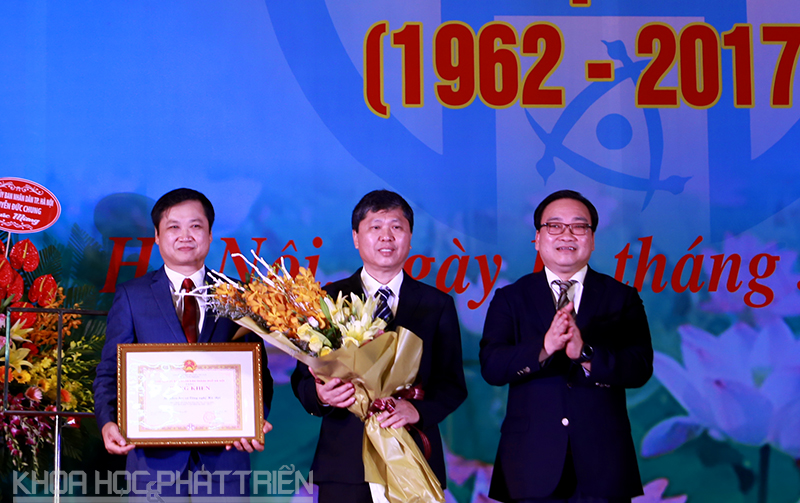  Ông Hoàng Trung Hải (bên phải, ngoài cùng) Bí thư Thành ủy Hà Nội - Ủy viên Bộ Chính trị trao bằng khen cho Sở KH&CN Hà Nội. Ảnh: Lê Loan