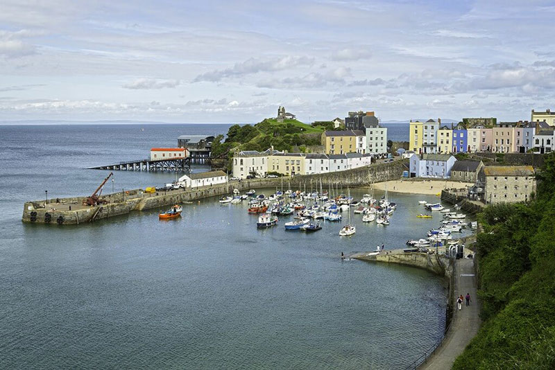 10. Tenby. Thị trấn ven biển nằm ở miền Nam xứ Wales. Tới đây, du khách có thể thưởng thức những bãi biển nguyên sơ, các nhà hàng, cửa hàng, quán cà phê và quán rượu.