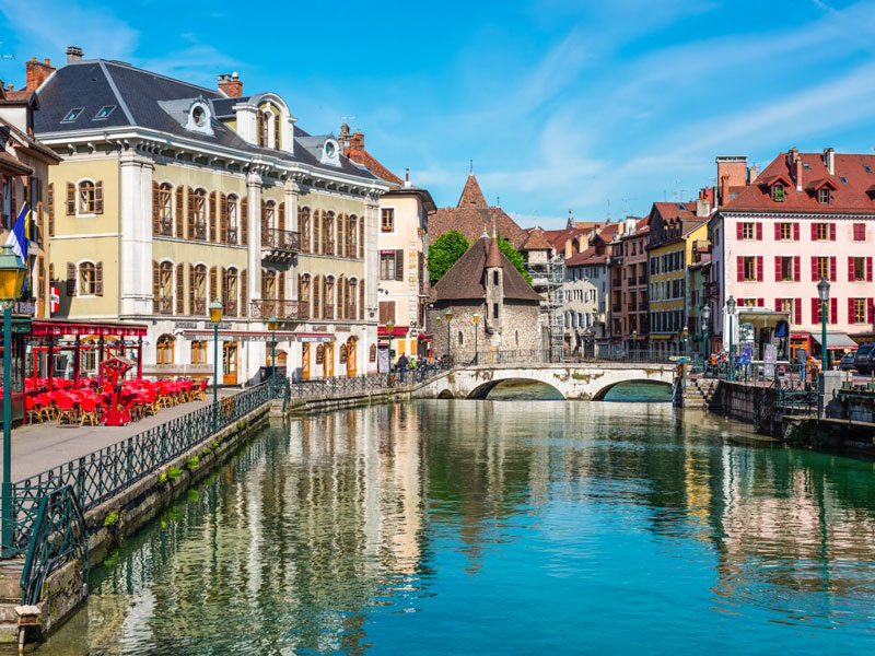 3. Annecy. Là thành phố và tỉnh lị của tỉnh Haute-Savoie, Pháp. Tới đây, du khách sẽ được thỏa sức ngắm nhìn những ngôi nhà sơn màu phấn và những quán cà phê ven bờ sông hết sức thơ mộng.