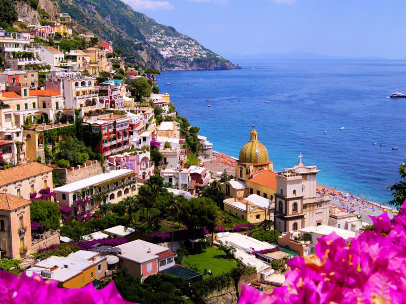 5. Positano. Thị trấn thuộc tỉnh Salerno, Italia. Tới đây, du khách sẽ bị choáng ngợp bởi những màu sắc đẹp mắt giữa biển, kiến trúc, bãi cát… Đi bộ xung quanh và khám phá các cửa hàng thời trang và nhà hàng sang trọng là lựa chọn tối ưu của du khách.