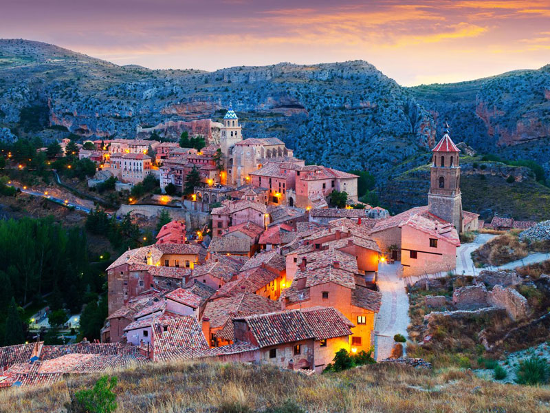 8. Albarracin. Là thị trấn nằm trong tỉnh Teruel, Aragon, Tây Ban Nha. Du khách sẽ được thưởng ngoạn những ngôi nhà gỗ nổi tiếng của thành phố, những bức tường pháo đài và đường phố mê cung.
