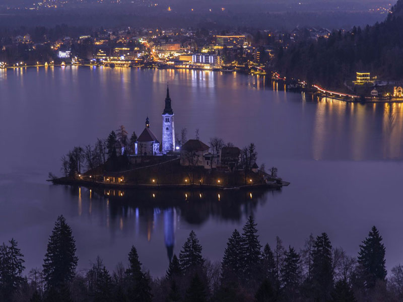 9. Bled. Khu tự quản trong vùng Gorenjska của Slovenia. Bled được bao quanh bởi hồ nước màu xanh ngọc. Với bầu không khí lãng mạn cùng các hoạt động đi bộ đường dài, đi xe đạp, chèo xuồng… rất được du khách yêu thích.