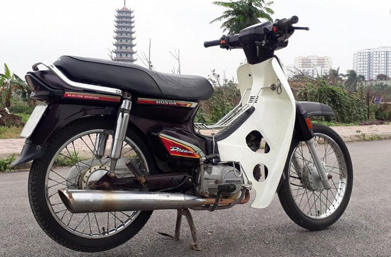 Loạn giá xe Honda Dream Thái: ‘5 triệu cũng được, 100 triệu cũng có’. Rất nhiều cửa hàng xe máy cũ đang rao bán mẫu Dream được nhập khẩu nguyên chiếc từ Thái Lan cách đây gần 30 năm, song, giá bán của chúng đang hỗn loạn. (CHI TIẾT)