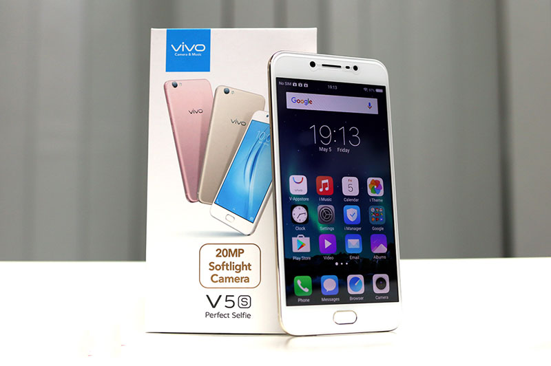 Mở hộp smartphone camera selfie 20 MP, RAM 4 GB vừa lên kệ. Vivo V5s vừa lên kệ tại Việt Nam với giá 6,99 triệu đồng. Máy có 2 tuỳ chọn màu sắc là vàng và vàng hồng. Dưới đây là hình ảnh mở hộp phablet này. (CHI TIẾT)