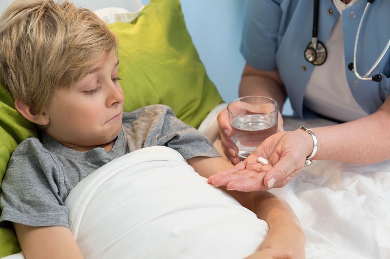 Nếu trẻ có dấu hiệu bị đau hoặc viêm loét hay có mụn mủ có thể uống kháng sinh diệt vi khuẩn bội nhiễm.