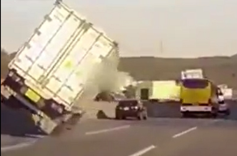 Cảnh lạng lách hãi hùng của xe tải trên đường cao tốc.
