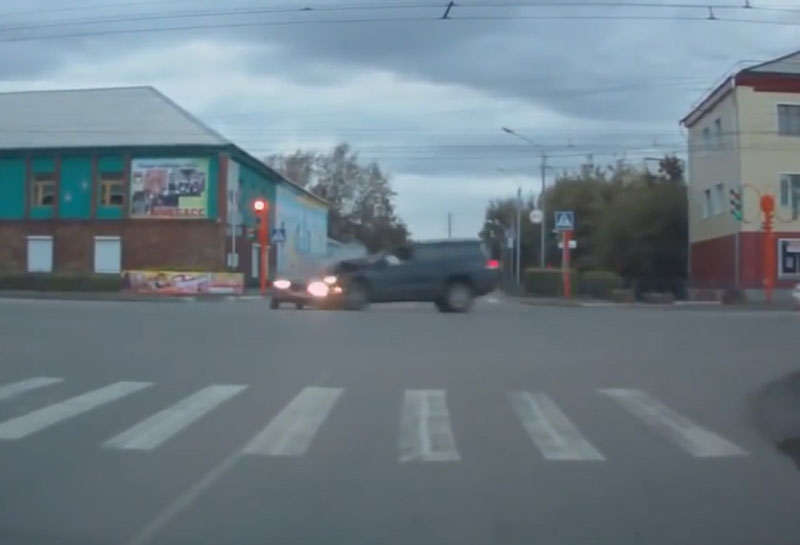 Ô tô gây tai nạn kinh hoàng khi vượt đèn đỏ.