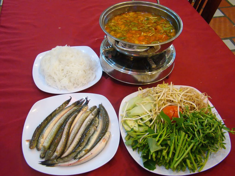 Tuyệt chiêu chế biến món lẩu cá kèo chuẩn vị miền Nam. Lẩu cá kèo là món ăn dân dã phổ biến ở các tỉnh miền Nam Việt Nam. Ngày nay, trong quá trình giao lưu văn hóa ẩm thực, món ăn này đã xuất hiện tại hầu hết các tỉnh thành trên cả nước. (CHI TIẾT)