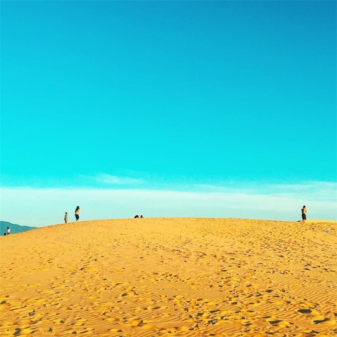 Trượt ván trên 'sa mạc' cát lớn nhất Quảng Bình