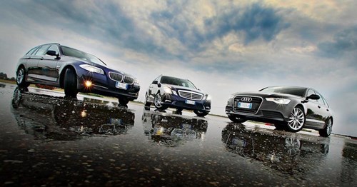 Mercedes, BMW và Audi chạy đua công nghệ trên xe hơi. Trang Carwow vừa thực hiện một cuộc so sánh nhỏ giữa công nghệ xe hơi trên những chiếc Mercedes E-Class, BMW 5 Series và Audi Q5. (CHI TIẾT)