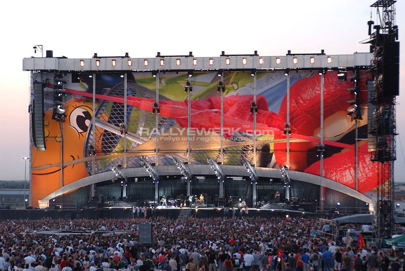 10. Licks Tour (doanh thu: 311 triệu USD). Tour lưu diễn toàn thế giới của nhóm nhạc nam The Rolling Stones năm 2002 - 2003.