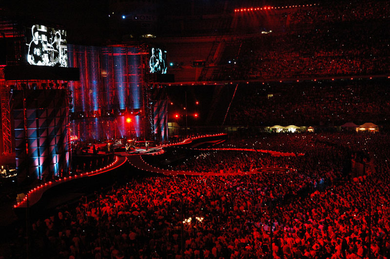 6. Vertigo Tour (doanh thu: 389.047.636 USD). Tour lưu diễn từ năm 2005 - 2006 của nhóm nhạc U2 để quảng bá album How to Dismantle an Atomic Bomb.