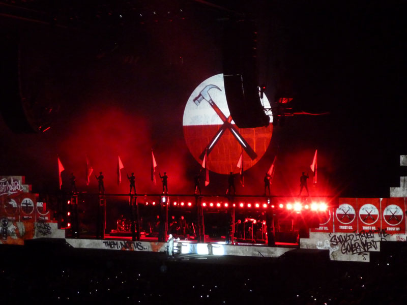 3. The Wall Live (doanh thu: 458.673.798 triệu USD). Chuyến lưu diễn kéo dài từ năm 2010 - 2013 của nhạc sĩ, ca sĩ Roger Waters. 