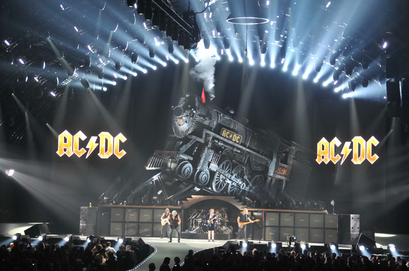 4. Black Ice World Tour (doanh thu: 441,121 triệu USD). Là tour lưu diễn vòng quanh thế giới của nhóm nhạc rock AC/DC nhằm quảng báo album Black Ice mà họ phát hành hồi tháng 10/2008.