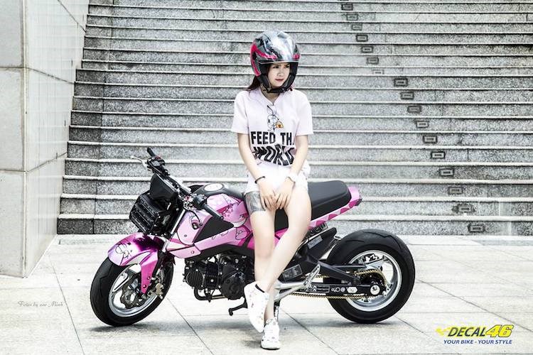 Nữ biker Việt cực cool bên Honda MSX125 hàng khủng. Với niềm đam mê môtô, nữ biker Tôn Nữ Đoan Trang tại Sài Gòn đã tự sắm một chiếc Honda MSX125 và độ theo phong cách low rider Mỹ. (CHI TIẾT)