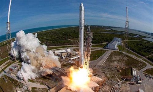 Tên lửa SpaceX Falcon 9 mang theo phi thuyền Dragon phóng lên từ căn cứ không quân Cape Canaveral, Florida ngày 8/4/2016. Ảnh: NASA.