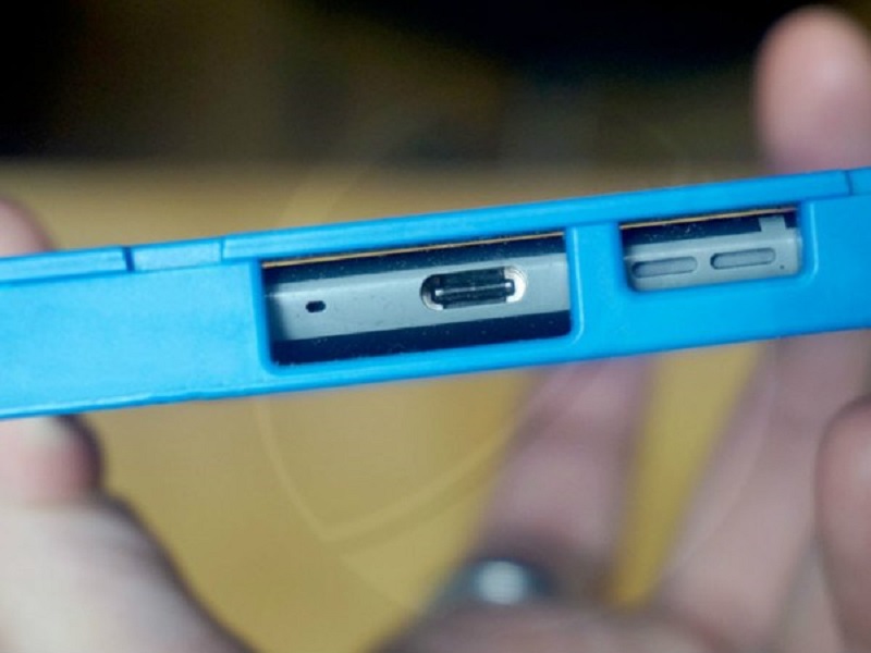 Thiết kế của Nokia 9 được giấu kỹ trong lớp bọc màu xanh