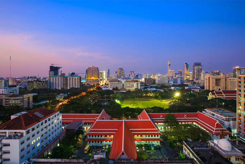 9. Đại học Chulalongkorn (CU). Đây là một trong những trường đại học có lịch sử lâu đời và danh tiếng nhất Thái Lan. CU có trụ sở ở Thủ đô Bangkok, Thái Lan và được thành lập năm 1917. Trường hiện có 20 khoa gồm kiến trúc, nghệ thuật, giáo dục, kỹ thuật công trình, chính trị, y, dược, tâm lý học…