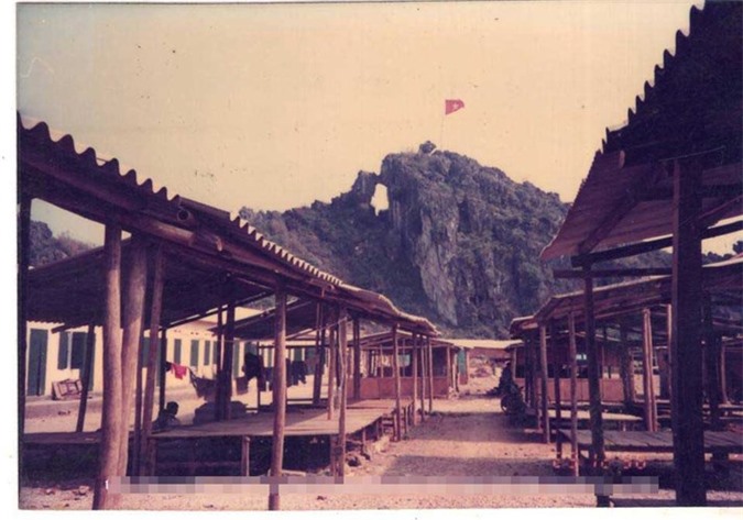 Các dãy nhà, hàng quán vắng người dưới chân núi Phai Vệ.