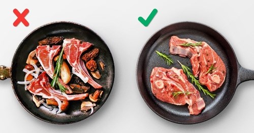 Nếu bạn muốn miếng thịt có lớp vỏ giòn tan, hãy để chúng cách xa nhau khi rán và không nên đặt quá nhiều miếng trên chảo.  