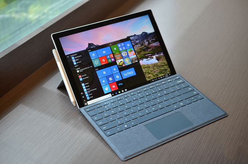 Microsoft ra mắt Surface Pro 2017: Pin 13,5 giờ, giá từ 799 USD. Gã khổng lồ phần mềm Microsoft vừa giới thiệu Surface Pro phiên bản 2017. Mẫu máy tính bảng lai laptop này cho thời gian sử dụng pin lên tới 13,5 giờ. Giá khởi điểm của nó là 799 USD (tương đương 18,10 triệu đồng), rẻ hơn 100 USD so với “đàn anh” Surface Pro 4. (CHI TIẾT)